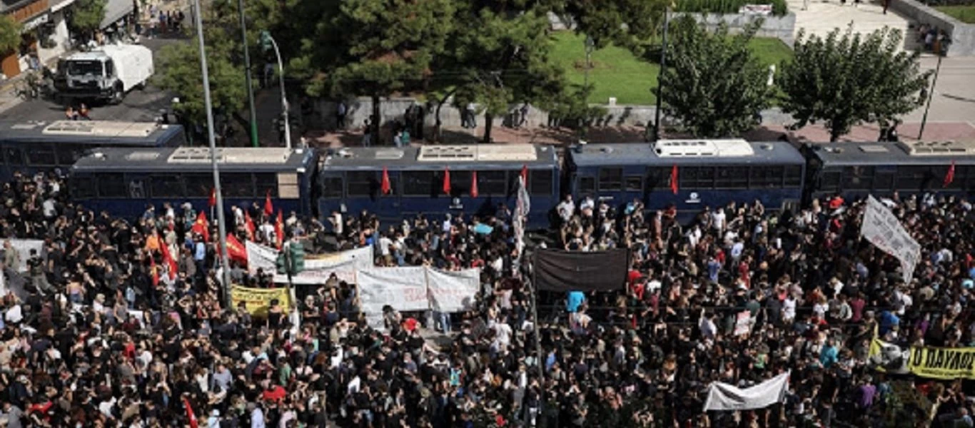 Δίκη Χρυσής Αυγής: Δύο προσαγωγές και φθορές σε αστυνομικά οχήματα - Διατάχθηκε ΕΔΕ για αστυνομικό